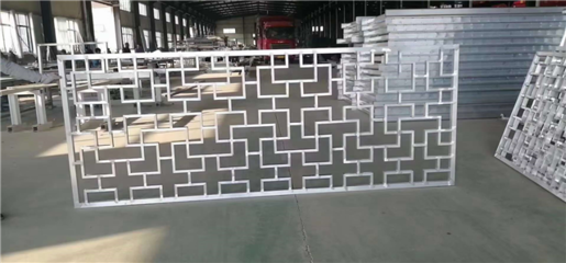 仿木紋鋁格柵屏風(fēng)與深灰色鋁合金防盜窗 建筑裝飾材料的新趨勢